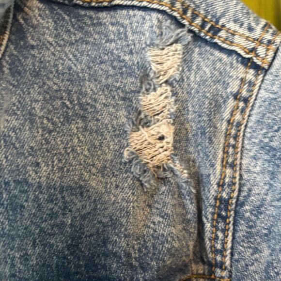 Light Wash Distressed Denim Jacket Vintage Style 3/4 Sleeves Frayed Details - Picture 3 of 7
